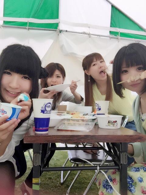NahoT_Princess's tweet photo. ふぉ！1時間寝てた！
　　　∧∧　　　　　 
　　（*･ω･）　  
　 ＿|　⊃／(＿＿_　　　　 
／　└-(＿＿＿_／
イベント終了後は
控室テントで屋台の食べ物もぐもぐしてました♡
アイス美味しかった(*´ч`*)♡ http://t.co/ADdOzvmbsb