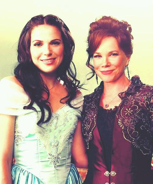OUAT_4's tweet photo. Regina &amp; Cora

#Regina #Cora #OUAT http://t.co/4lI57jZY5G