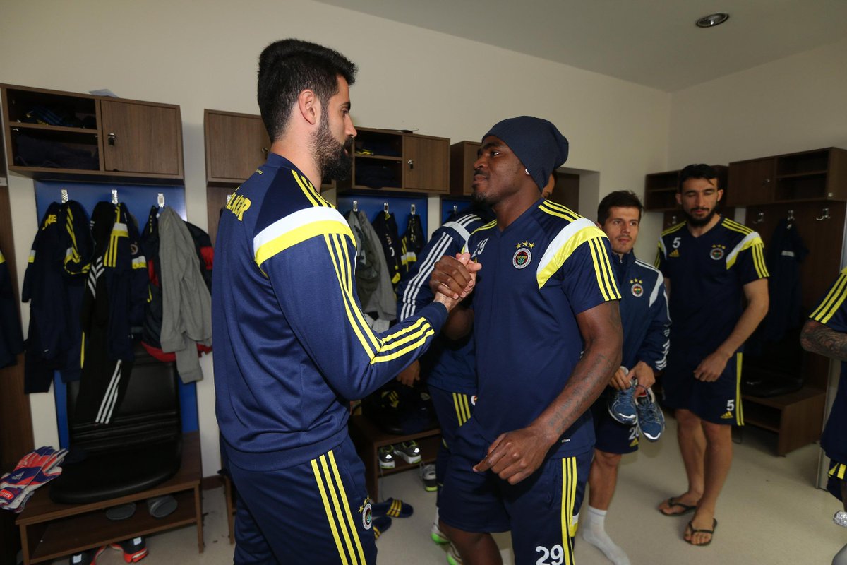 Fenerbahce's tweet photo. Emmanuel Emenike’nin Doğum Günü Kutlandı | http://t.co/yNGybzMUDy http://t.co/IaXcmpAHxm