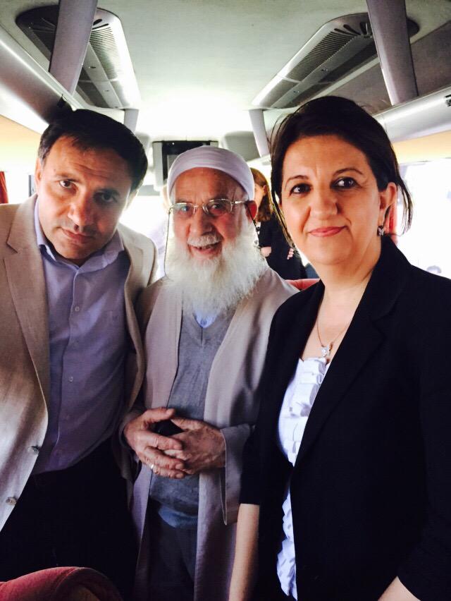 3.Bölgeye geçtik.Başakşehir Mitingindeyiz.Coşku dorukta.Selahattin Başkan alana gelmek üzere..