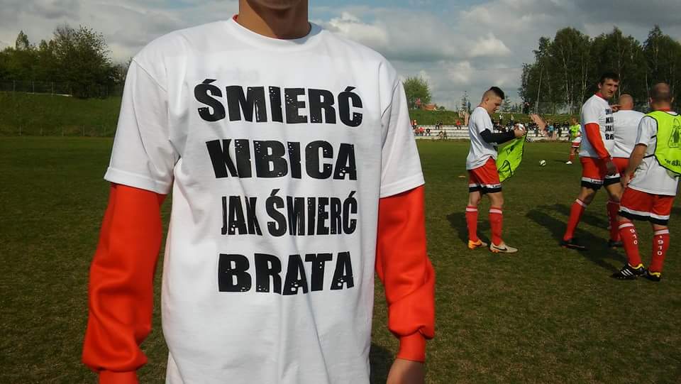 rafal1910rafal's tweet photo. Piłkarze #TMRF Widzew Łódź na ligowy mecz wyszli w takich koszulkach. http://t.co/rnlPO1ousB