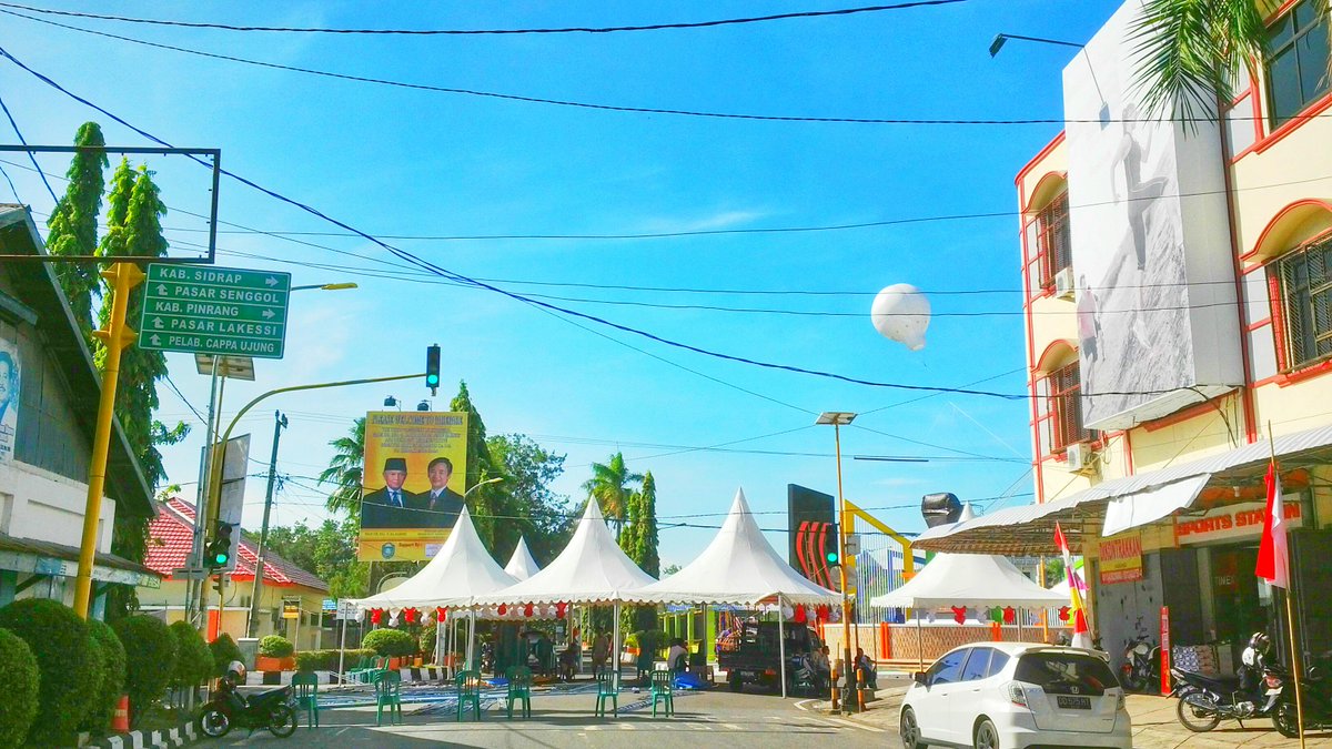 _KotaParepare_'s tweet photo. Monumen Cinta Sejati Habibie &amp; Ainun🌷
Alun-alun Kota🌴(Lap. Andi Makkasau) @habibiecenter 
#ParepareKotaHabibie http://t.co/sKqNNbFJsI
