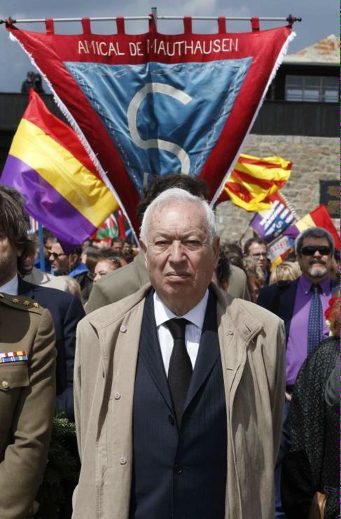 agarzon's tweet photo. Definición gráfica de hipocresía. La memoria que reivindican fuera no les vale para dentro. http://t.co/TQDA0HgTTq