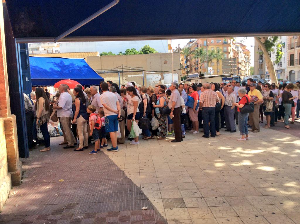 toroslamerced's tweet photo. Colas para acceder a La Merced desde una hora antes de la novillada! Gran acogida del ciclo a favor del BancoAlimento http://t.co/UtuAVKlsfM