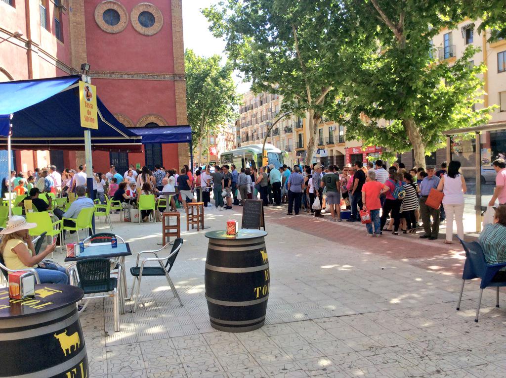 toroslamerced's tweet photo. Colas para acceder a La Merced desde una hora antes de la novillada! Gran acogida del ciclo a favor del BancoAlimento http://t.co/UtuAVKlsfM