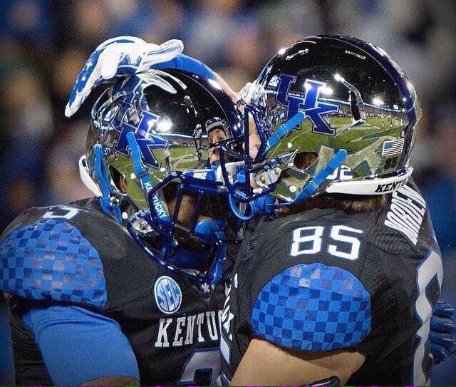 GearFootball's tweet photo. These Kentucky Uni's 😳🔥 http://t.co/SAaaOPvnM3