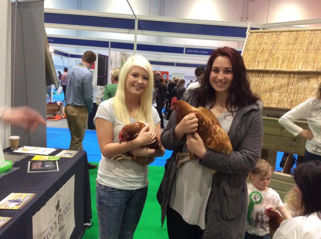 ExBatsforEver's tweet photo. @LondonPetShow @Freshstart4hens @PinkFridaay @jessewilliams95 #chickenselfie http://t.co/SEvNJHzltS