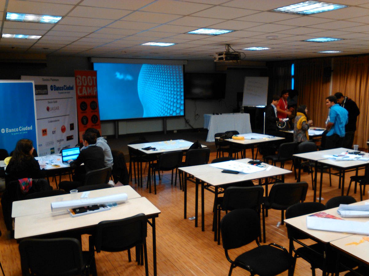 VikiGonzales's tweet photo. 8am y algunos equipos ya empezaron a trabajar!  #bc2015 @TramaEmp http://t.co/Jfsx90uear