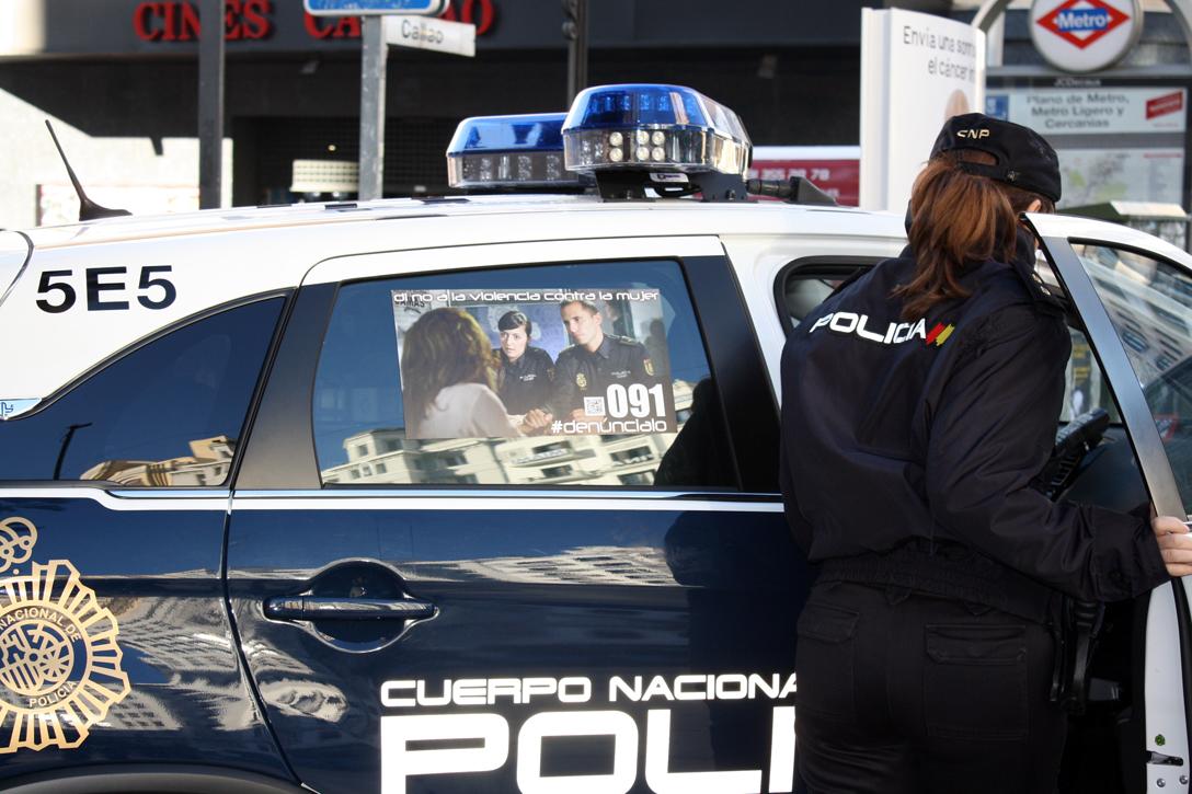 policia's tweet photo. 11 mujeres asesinadas en España en 2015 por la cobarde Violencia de Género. Si la ves en tu entorno, DENÚNCIALO: 091 http://t.co/FkbTQbX5aB