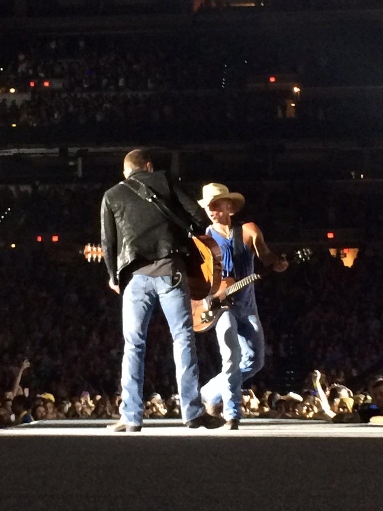 CWengelewski's tweet photo. What an amazing night !!!! @kennychesney @bigrevivals http://t.co/0djbUiBVDv