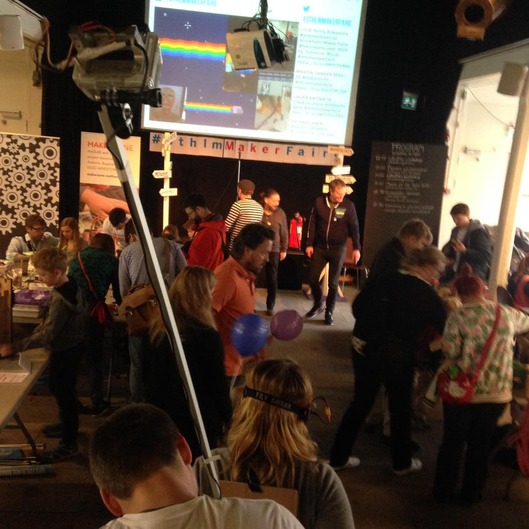 Tekniskamuseet's tweet photo. Upplev dig själv i 3:e person! Ny uppfinning på #sthlmmakerfaire: selfiepinne och direktsändning till videoglasögon http://t.co/PhMjtXfzq3