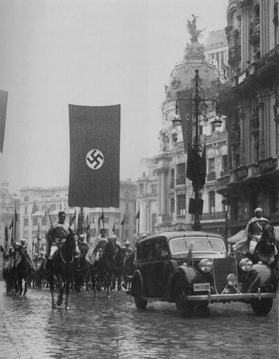 CoinWuTang's tweet photo. La Gran Vía de Madrid engalanadas con esvásticas para recibir al nuevo embajador alemán. 1943. http://t.co/1tQ8WLdOdw
