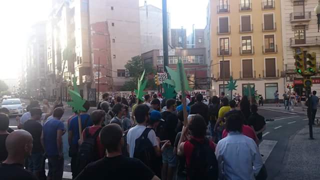 UveDeVerde's tweet photo. #MMM2015ZGZ @UveDeVerde @elConejoVerde #SINOTOCAnohayvoto @onedreamcscmad @fac @ZGZsePlanta http://t.co/QgJLPz872d