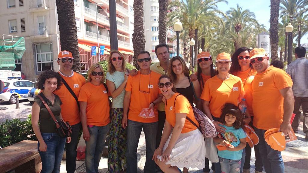 manresab's tweet photo. La Explanada de Alicante hoy de naranja #AlicanteNaranja , mis compañeros d @Cs_Alicante @emilio_argueso http://t.co/55J502TUkA