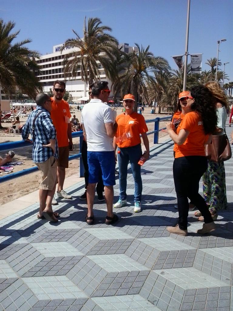 manresab's tweet photo. La Explanada de Alicante hoy de naranja #AlicanteNaranja , mis compañeros d @Cs_Alicante @emilio_argueso http://t.co/55J502TUkA