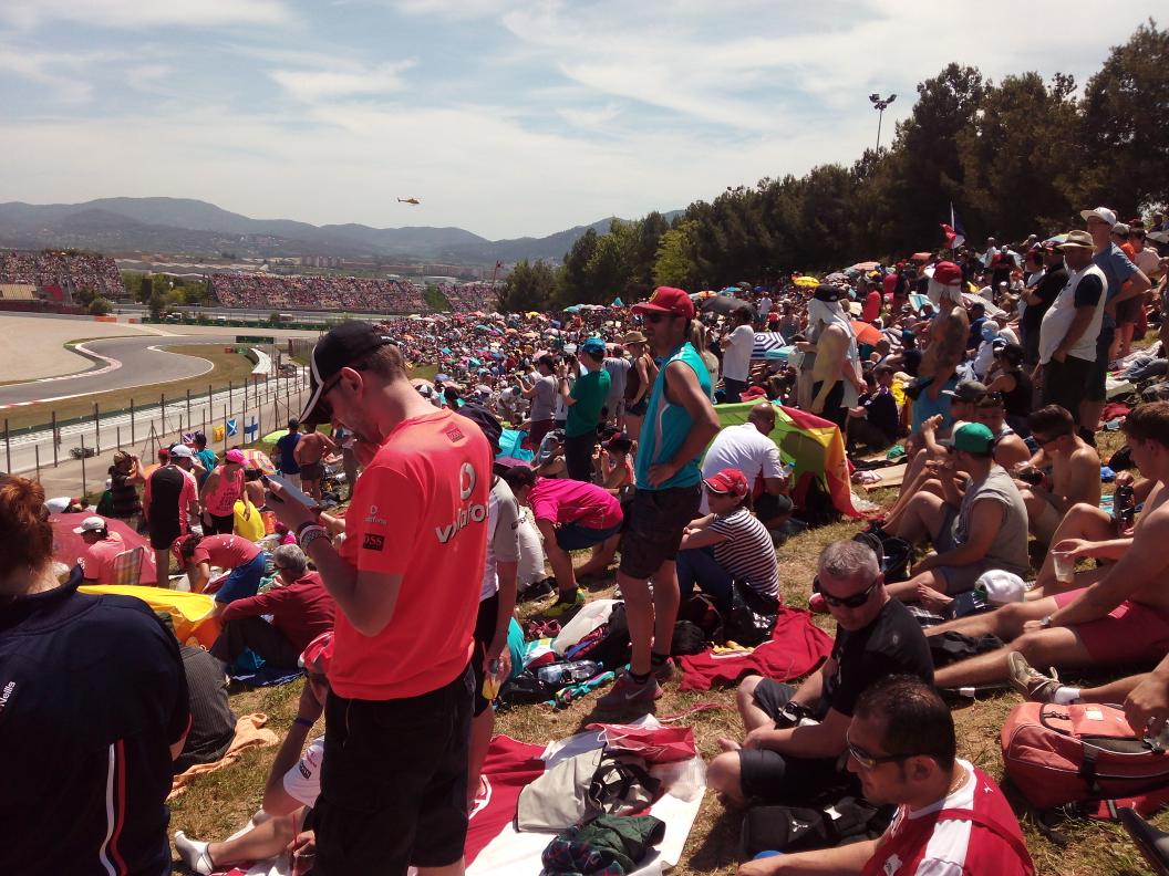 formulacampus's tweet photo. ¡Vaya ambiente en la grada! Por cosas como estas merece la pena venir. ¡Ya preparados para la carrera! http://t.co/zH4OKQBEgf