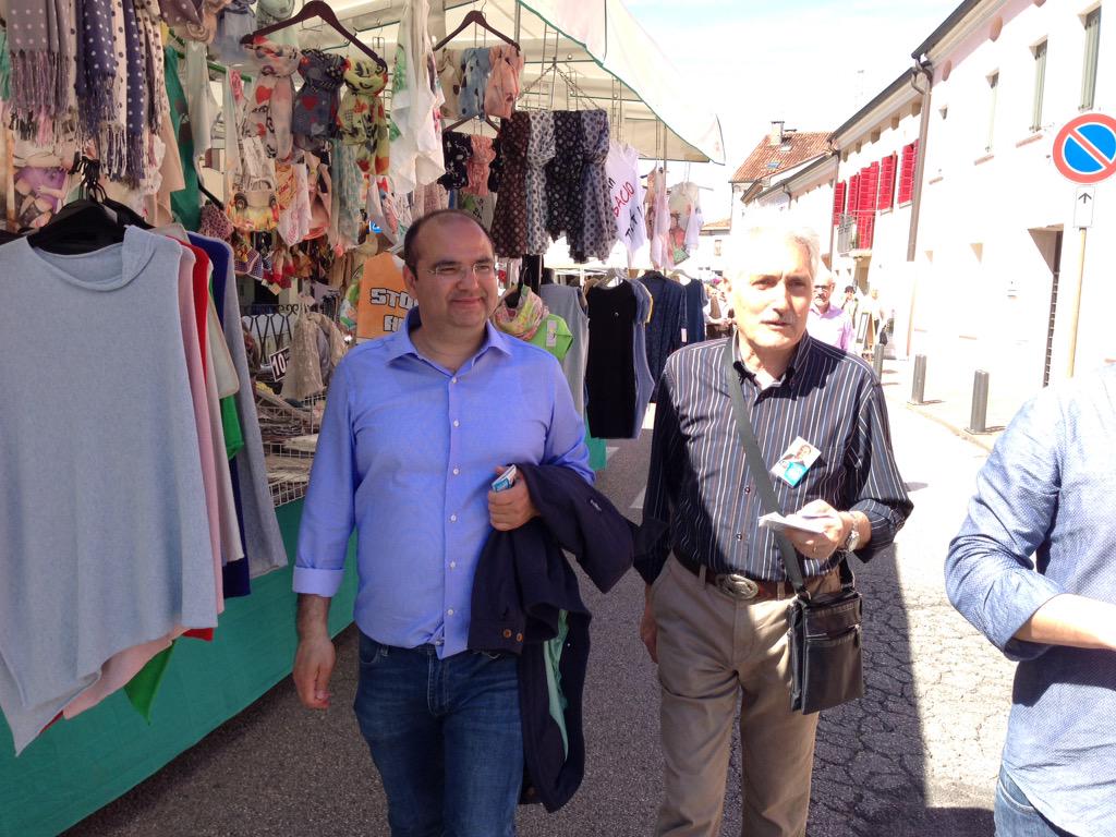 barisonmassi's tweet photo. Con gli amici del #camposampierese alla Festa della Fragola
#SCRIVIBARISON http://t.co/bZfKWkPmlU