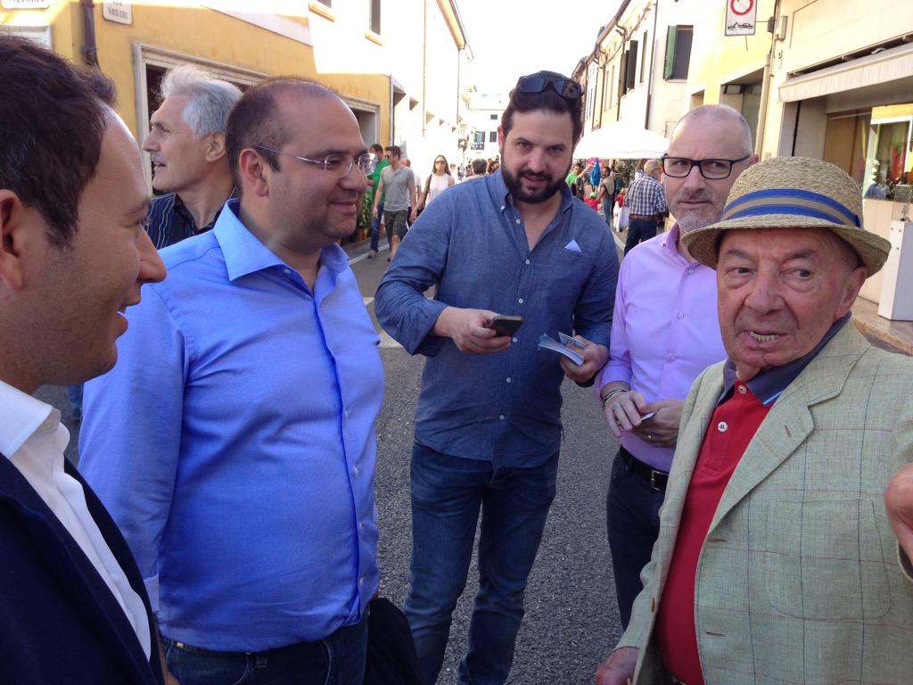 barisonmassi's tweet photo. Con gli amici del #camposampierese alla Festa della Fragola
#SCRIVIBARISON http://t.co/bZfKWkPmlU