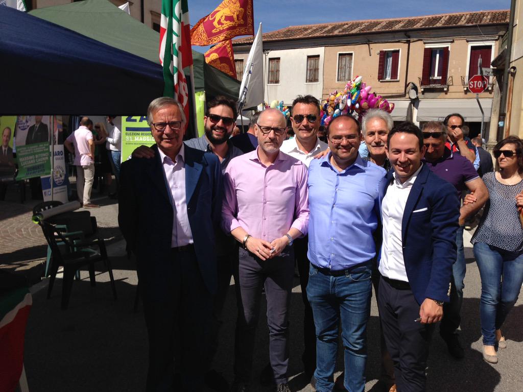 barisonmassi's tweet photo. Con gli amici del #camposampierese alla Festa della Fragola
#SCRIVIBARISON http://t.co/bZfKWkPmlU