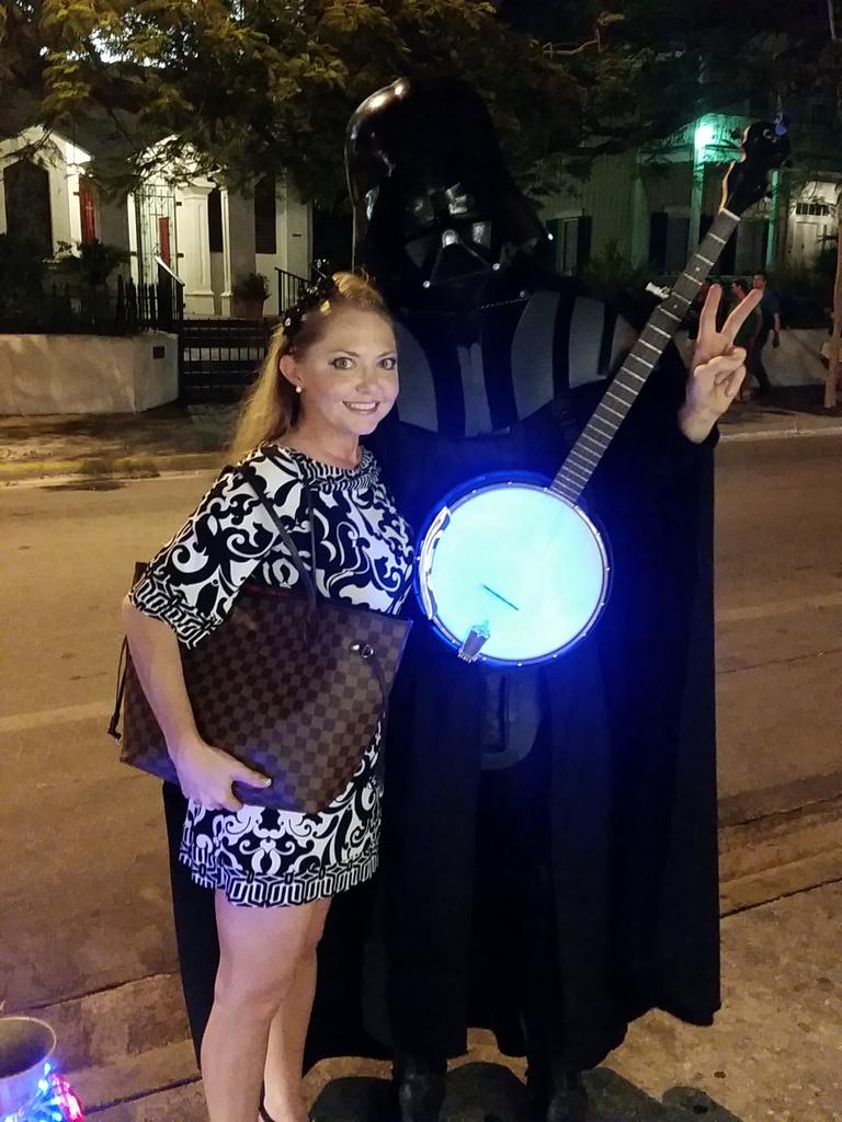 1QueenAmy13's tweet photo. Yes, that is Darth Vader playing the banjo! #LoveFL #FLWeekend #KeyWest #FloridaProblems #TropicLiving #StarWars http://t.co/2cv8r5PCEH
