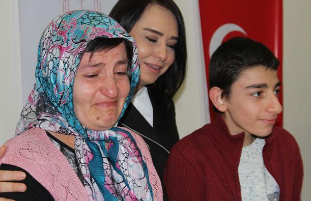 Medya_Sondakika's tweet photo. Engelli çocuk annesi Saniye Demir “Yılın Annesi” seçildi
http://t.co/hOkQvQ76Bj http://t.co/l3hZA7ayuq