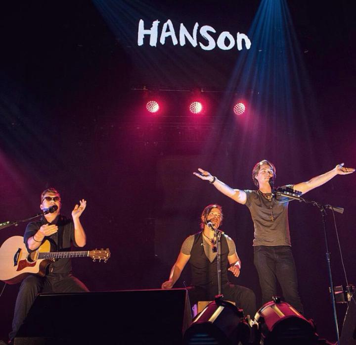 TeamSheeranBRA's tweet photo. HANSON NA ABERTURA SHOW DO ED - TULSA / OKLAHOMA - 09/05  #9-10 😊 #EdSheeran #tedbr  #sheerios4music http://t.co/9PH0B4QrHs