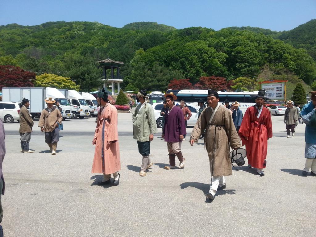 Fotos de "Scholar who walk the night" Lee Joon Gi  CEpOQG8UgAAK8f9