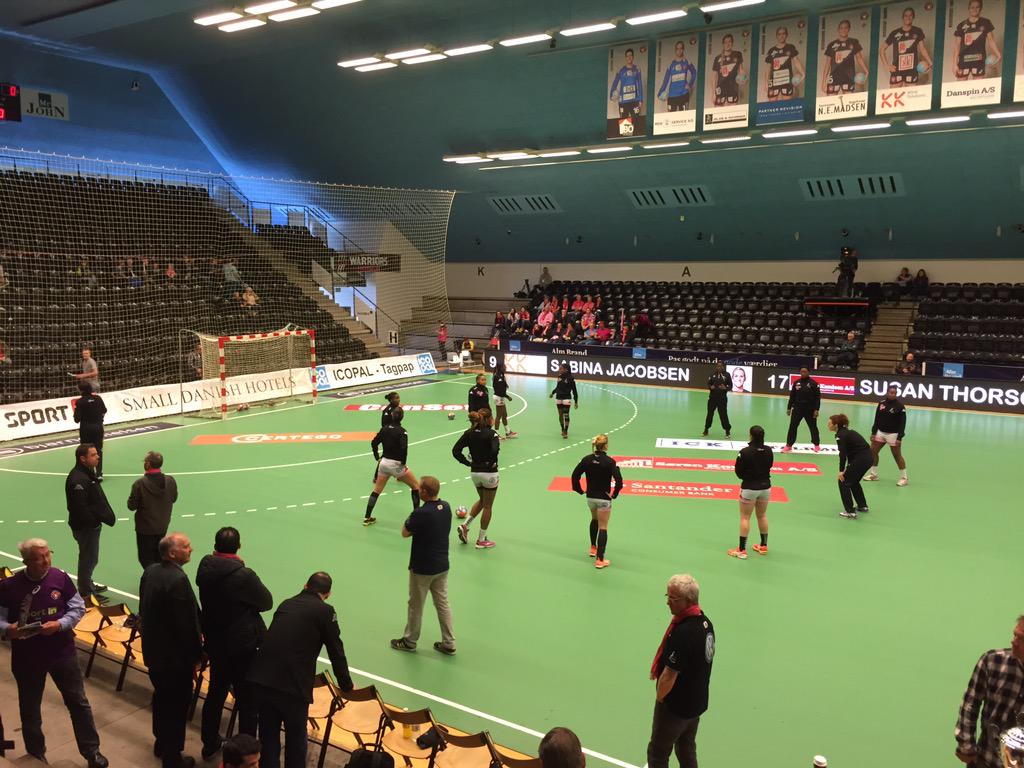 BeInAlex's tweet photo. #Handball : A 45 minutes du coup d'envoi, les deux équipes font leur entrée pour l'échauffement 

#FinaleCWC http://t.co/YqKrtsNMr0