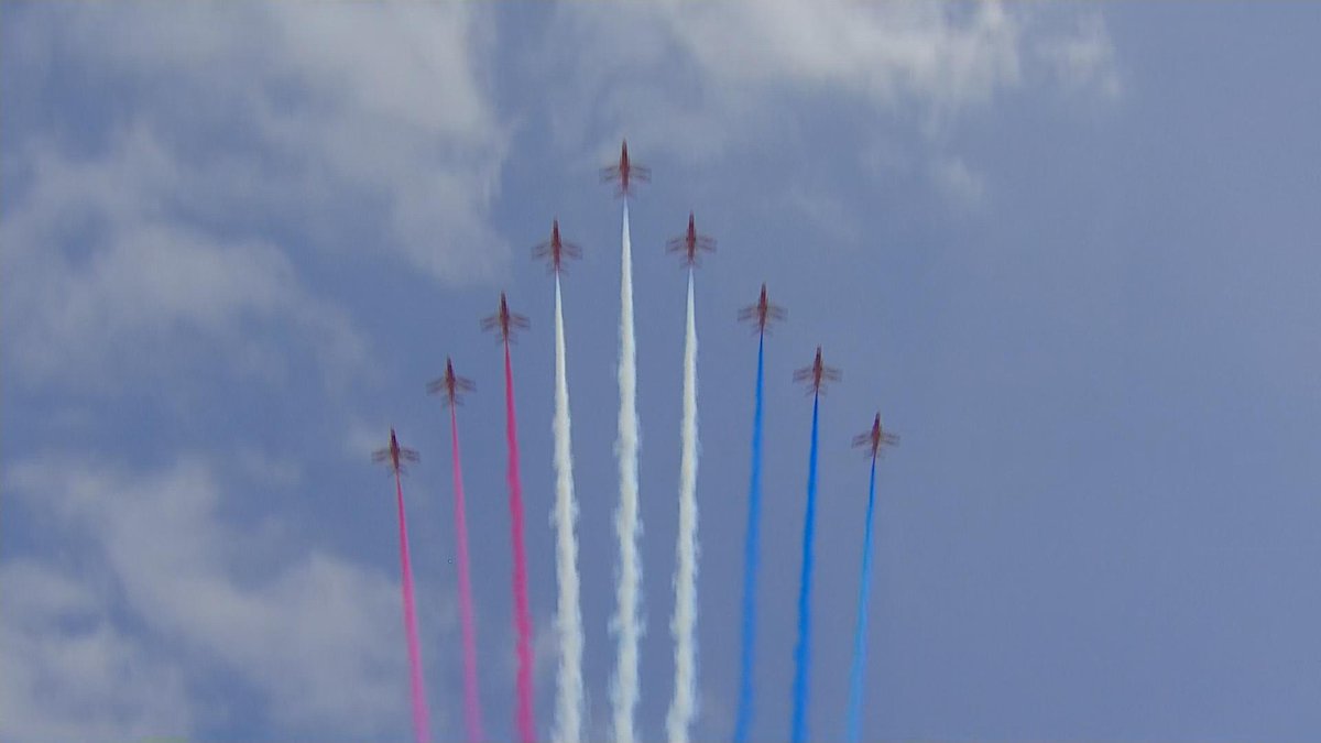 Watch the Red Arrows fly past VE Day veterans' parade: itv.com/news/update/20…