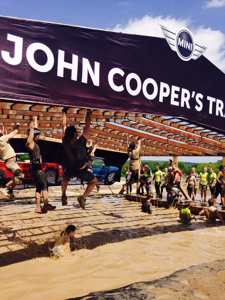 RealizeProd's tweet photo. Vous êtes bons les #MudGuys 2015 @MINI_Officiel #MINI #MUDGUYMINI #TheMudDay http://t.co/LXCFGbLkpM