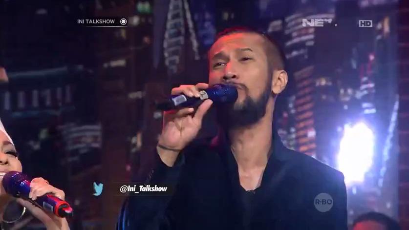 mdtvindonesia's tweet photo. Selamat menyaksikan @Ini_Talkshow malam ini yg istimewa dgn penampilan pembuka dari The Groove! http://t.co/AvjthGqEqs