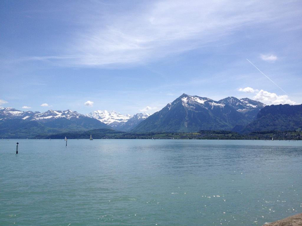 Amazing! RT.<a href="/Sara_vanonni/">Sara</a>  Lake Thun and the castle "schadau" ^^