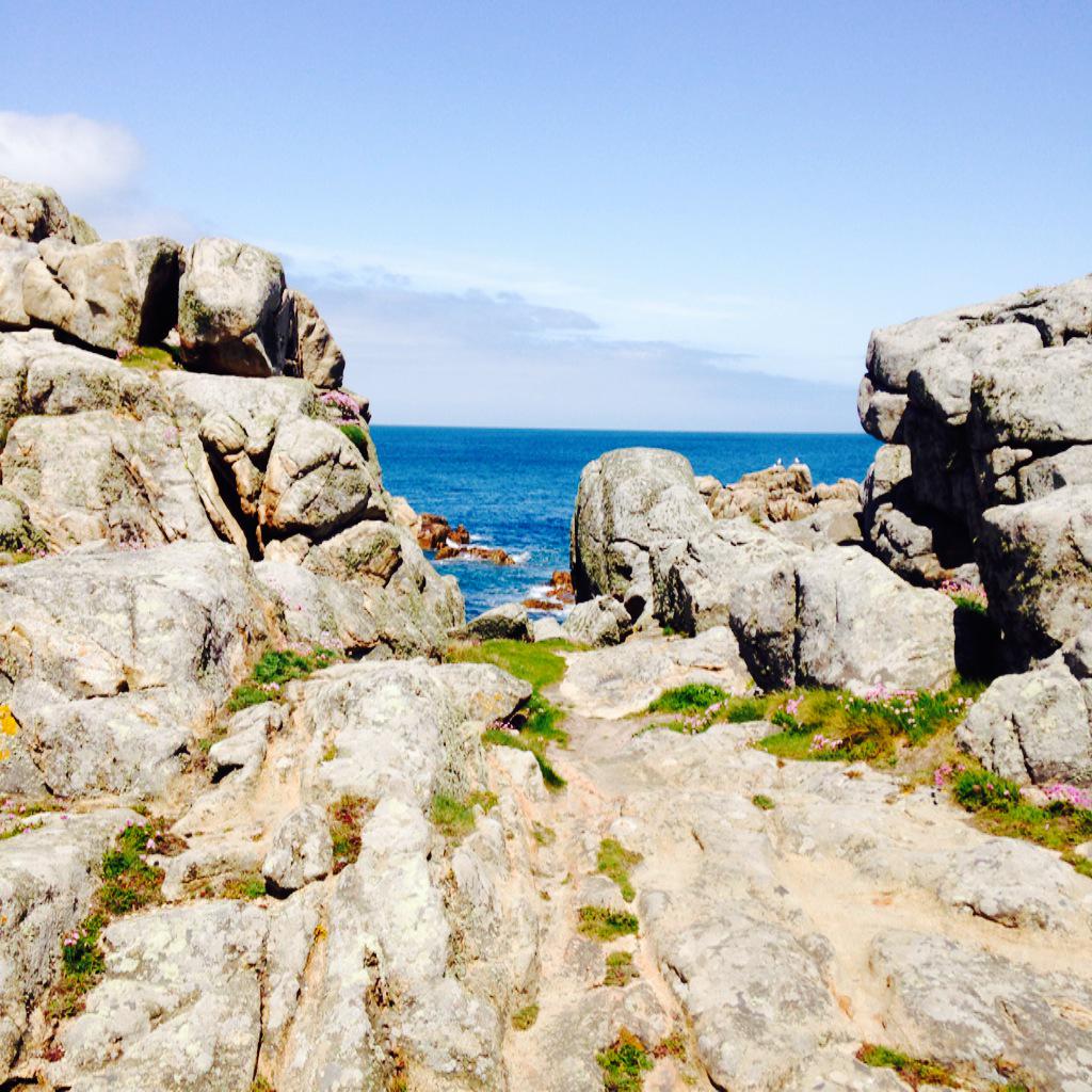 GuernseyInsta's tweet photo. Another glorious day in #Guernsey #cliffwalk #travel @HolidayGuernsey #pembroke #beach http://t.co/4c9WqQ68v5