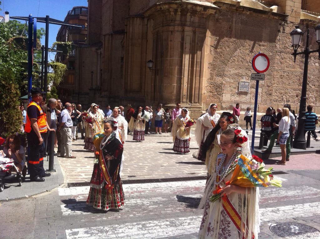 YeclaCapital's tweet photo. Las calles se han llenado de color en #SanIsidroYecla ,una explosión de alegría en un magnífico día en #Yecla http://t.co/tRD50Znz1i