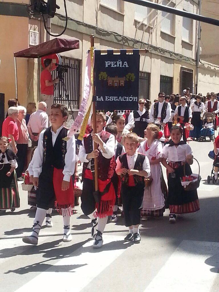 YeclaCapital's tweet photo. Las calles se han llenado de color en #SanIsidroYecla ,una explosión de alegría en un magnífico día en #Yecla http://t.co/tRD50Znz1i