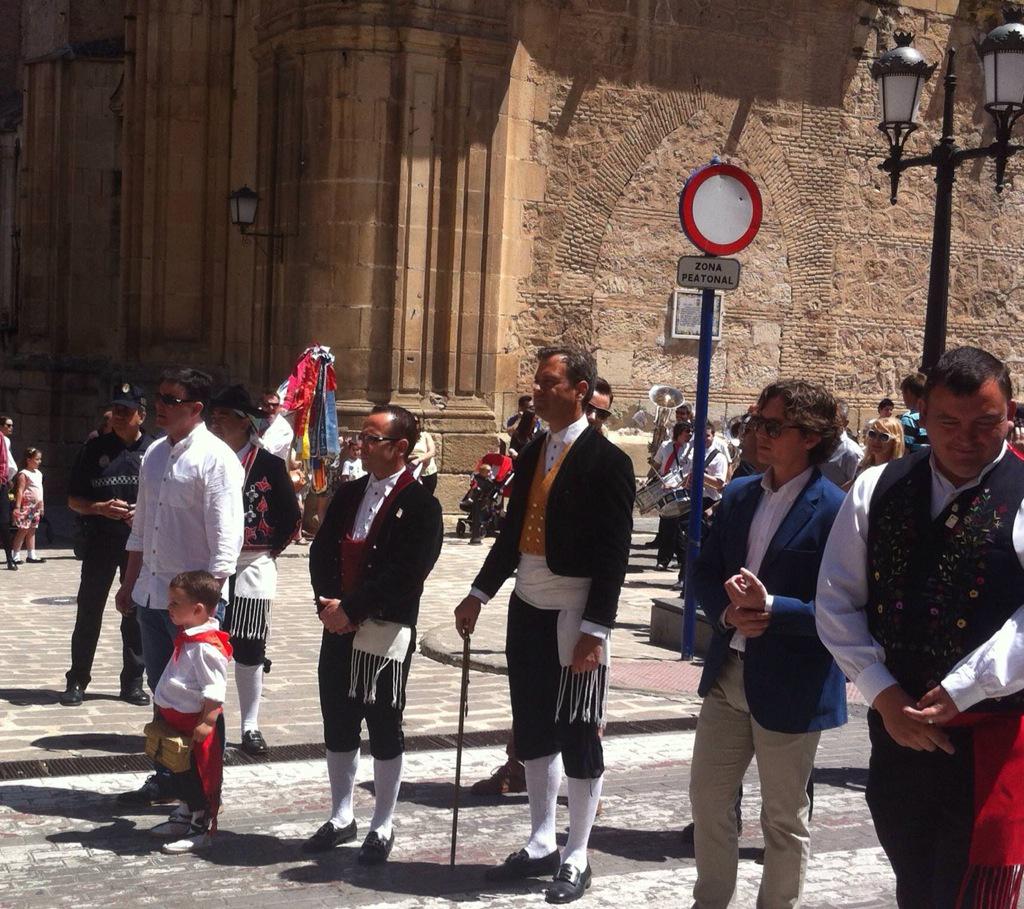 YeclaCapital's tweet photo. Las calles se han llenado de color en #SanIsidroYecla ,una explosión de alegría en un magnífico día en #Yecla http://t.co/tRD50Znz1i