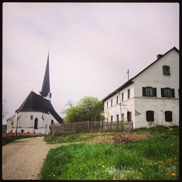 Menyusuri jalanan pedesaan, dan melihat rumah kosong di samping gereja. Kisah apa yang bis… ift.tt/1zUhBPn