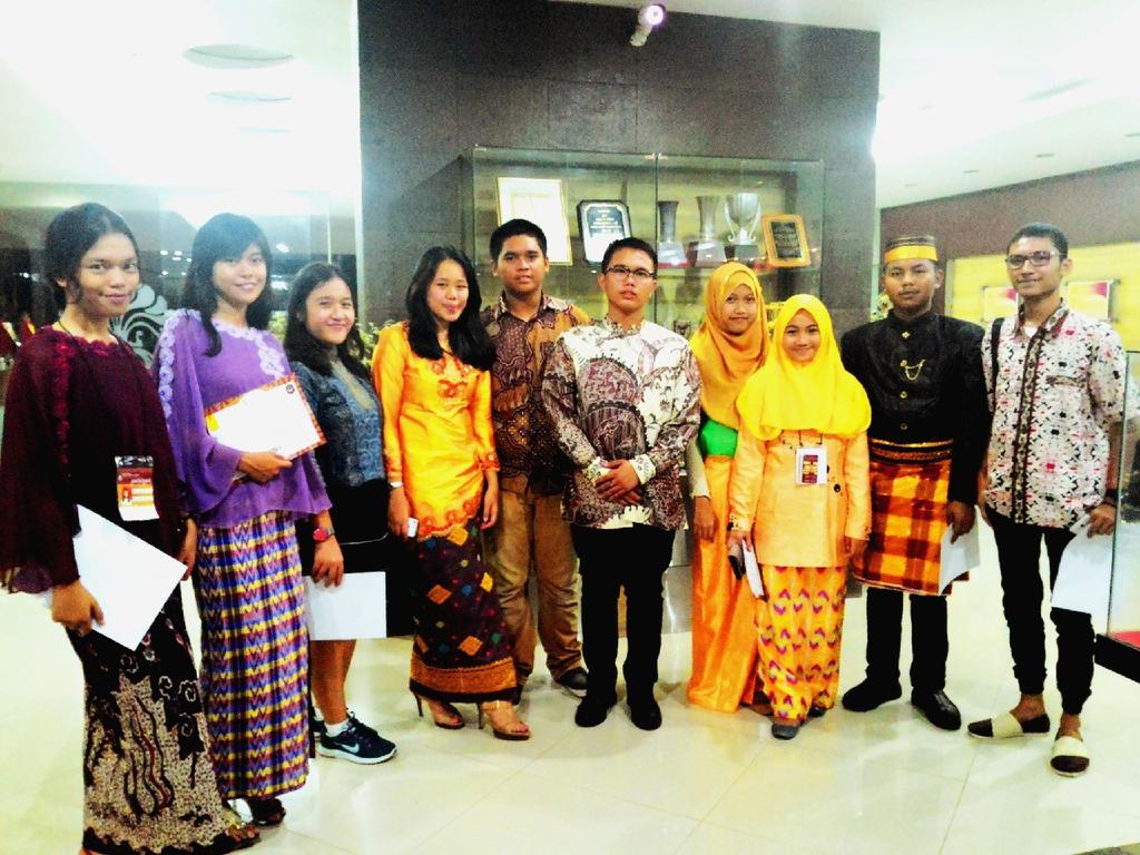 Fiery05's tweet photo. Delegates from SMAN 5 MKS (minus tiara) in the closing ceremony of 19th ALSAE-COMP :) #latepost http://t.co/WLnekcPcn1