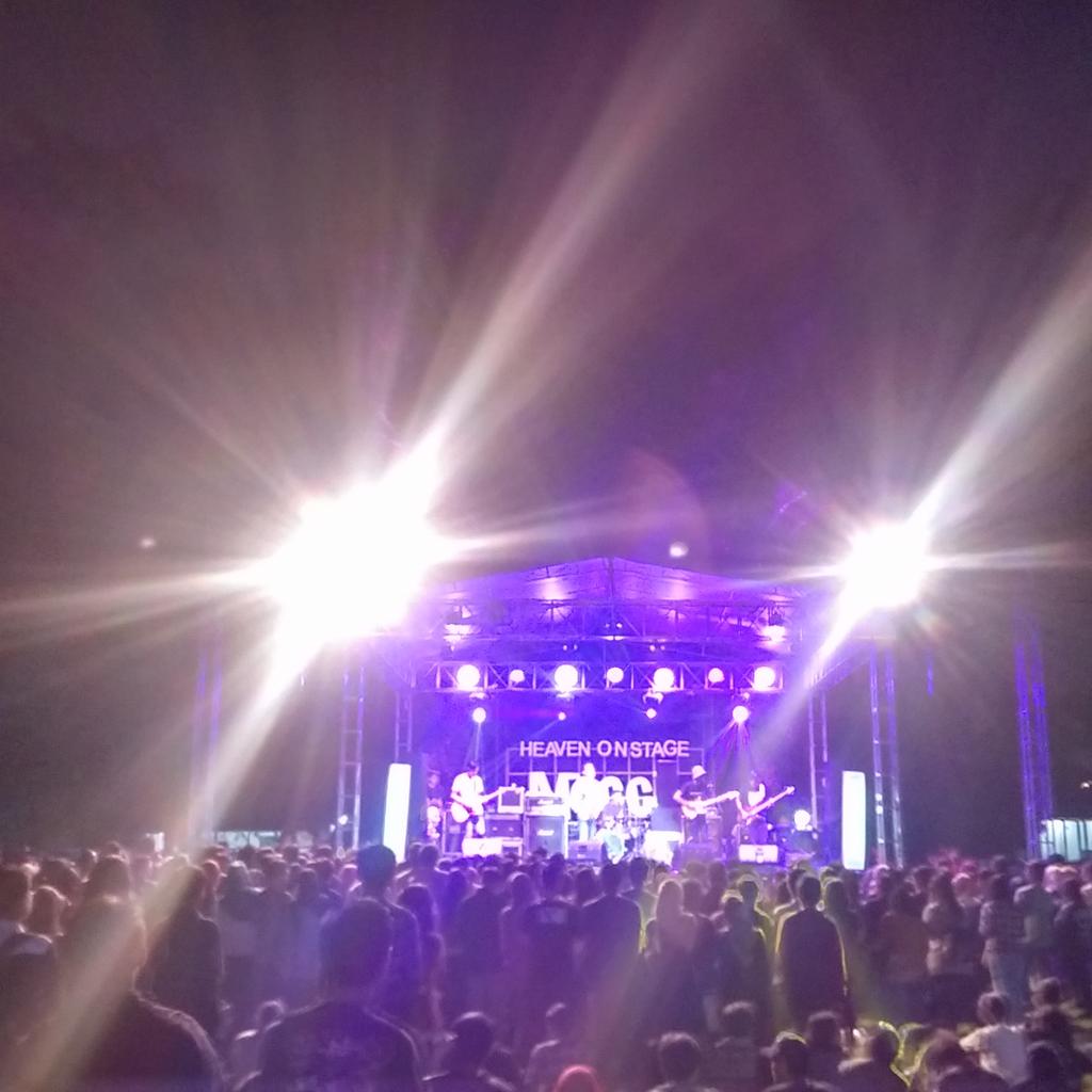 Vokalisnya <a href="/PatheticWaltz/">akan datang‼️</a> naik panggung pakai kemeja bunga-bunga. Ini PW apa Komunal sih?