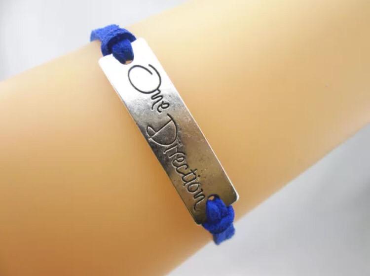 anyargoods's tweet photo. One Direction Bangle. IDR 35,000 kode produk : 1Dsingle-biru tua [pre order 3-4 minggu] http://t.co/2Fp0x5HCXE