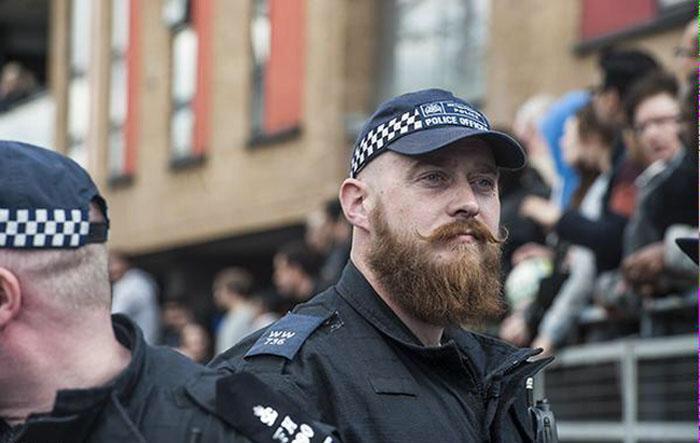 RobinGrainger's tweet photo. I preferred the protesters' earlier stuff. #hipstercop http://t.co/V1ZTNCEw2H