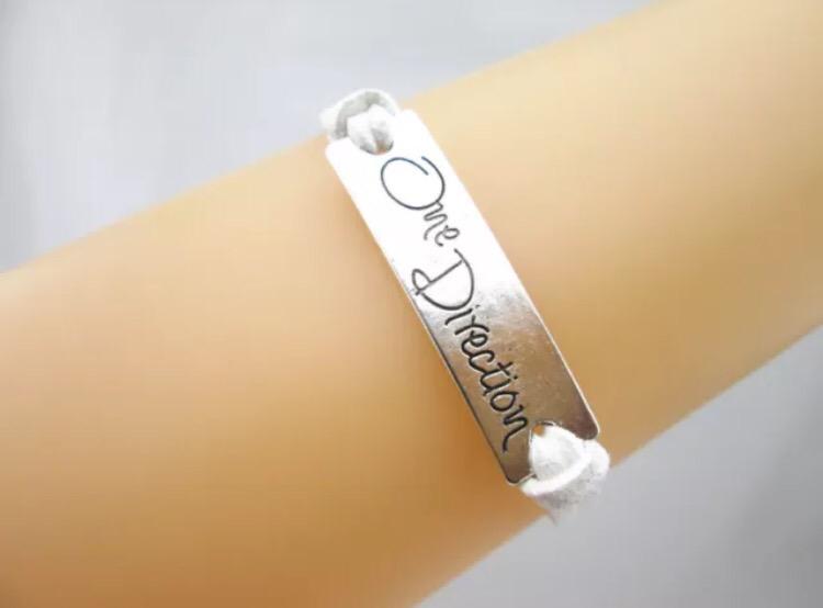 anyargoods's tweet photo. One Direction Bangle. IDR 35,000 kode produk : 1Dsingle-putih [pre order 3-4 minggu] http://t.co/0WAFki8sNG
