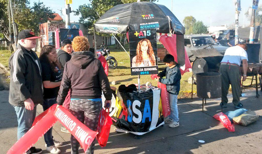 mateomelina1's tweet photo. Ahora|#FeriaDeVillaOfelia difundiendo el proyecto +A15 #NoeliaQuindimilIntendente
#Sdor Jose Luis #PALLARES cond!! http://t.co/xnBVZXBvU3