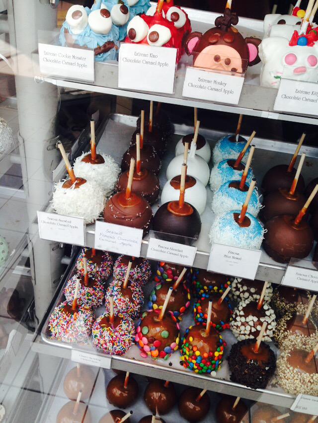 ナデシコ留学 めっちゃかわいいカナダのリンゴ飴 コーティングは飴じゃなくてチョコだけど 中身はグリーンアップルです 誕生日にもらったことありますが なにげに美味しいんですよ 見てるだけでもうっとりー Http T Co Dullrcw67g Twitter