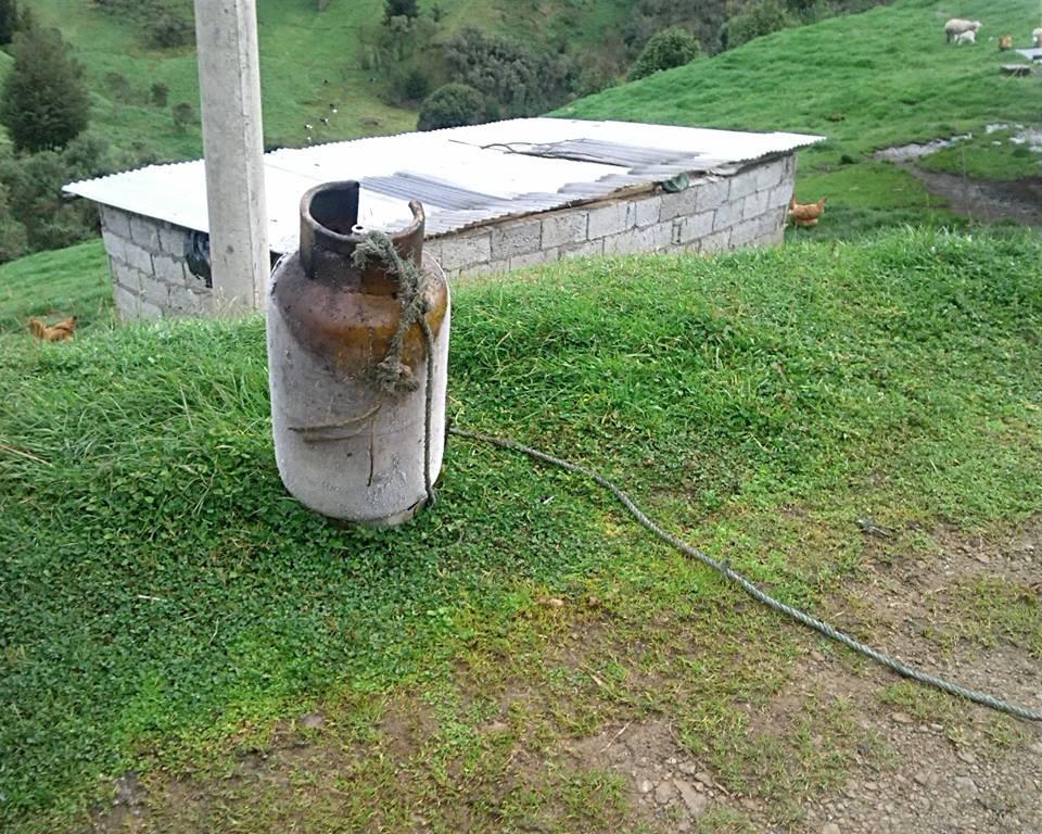 ECU911 06:20reporta incendio vivienda Cungapiti@bomberosbiblian controlan flagelo,posible causa fuga de gas.......