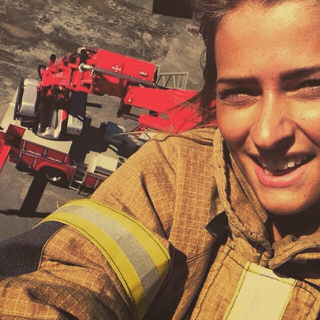 AFireStation's tweet photo. Found this cool photo, not mine Hæljevakt, kjører lift i finværet 😃🚒 #firefighter #brannmann #brannbil #firetruck #… http://t.co/l8koG7u9s5