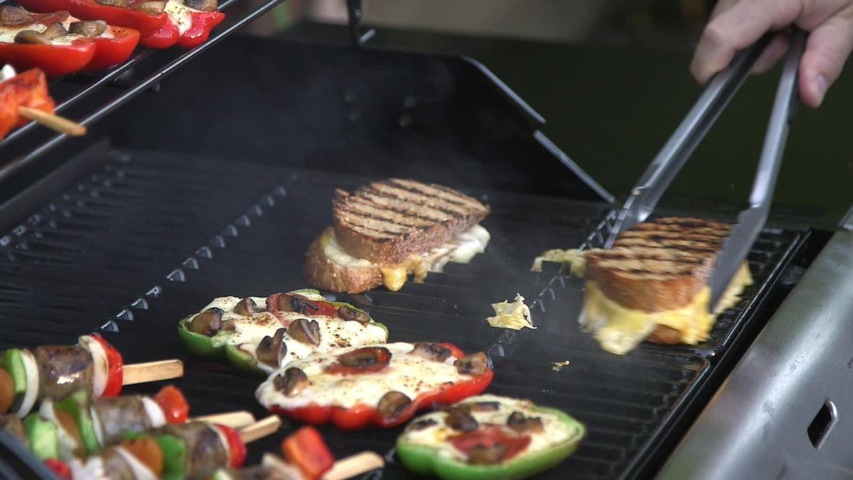 FoodNetwork_UK's tweet photo. You've Been BBQ-ing Wrong Your Whole Life http://t.co/e2sipDTBi5 #VideooftheDay http://t.co/HUdWqKSept