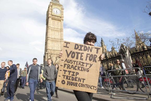 VividRicky's tweet photo. Defacing monuments is wrong…but media should focus on these telling images↴
#AntiToryProtest:
http://t.co/yaJiJQvCMh http://t.co/Z9VE2tNG3N