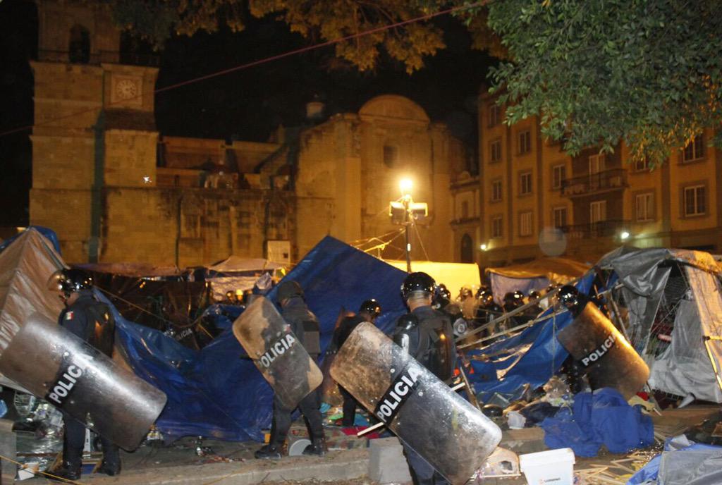Revista_Tucan's tweet photo. Desalojan a los ambulantes del zócalo de Oaxaca http://t.co/ao3JnL1ala #Tucán http://t.co/29JxnPI5C9