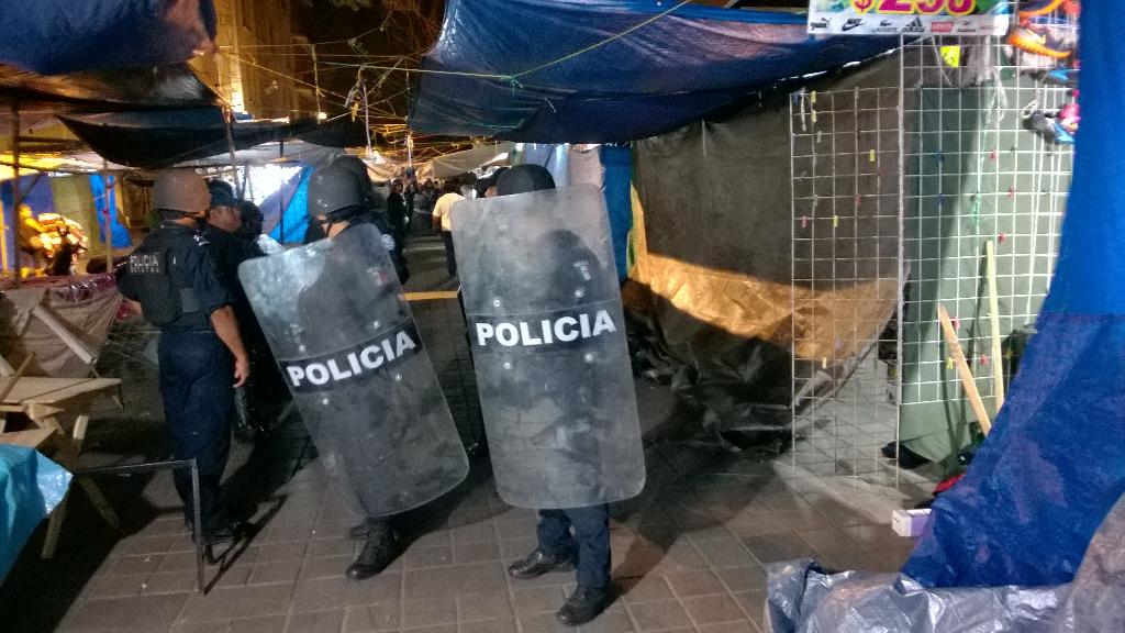 Revista_Tucan's tweet photo. Desalojan a los ambulantes del zócalo de Oaxaca http://t.co/ao3JnL1ala #Tucán http://t.co/29JxnPI5C9
